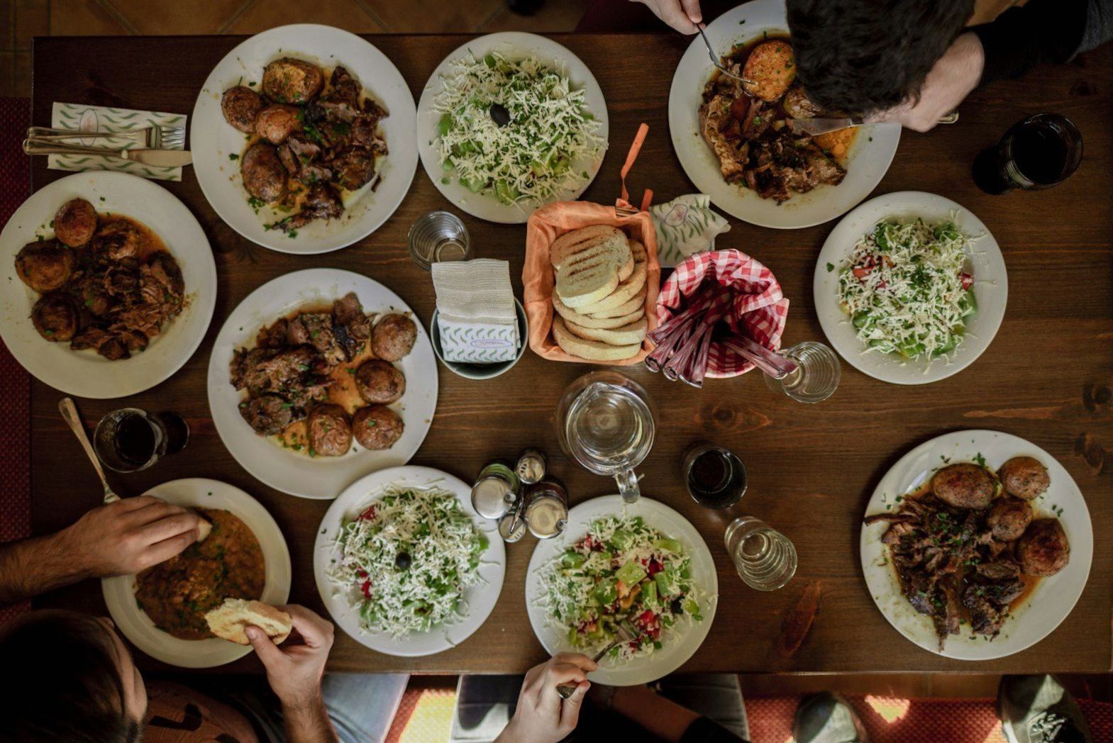 A full table of contemporary New Zealand dishes at Brightwildlife