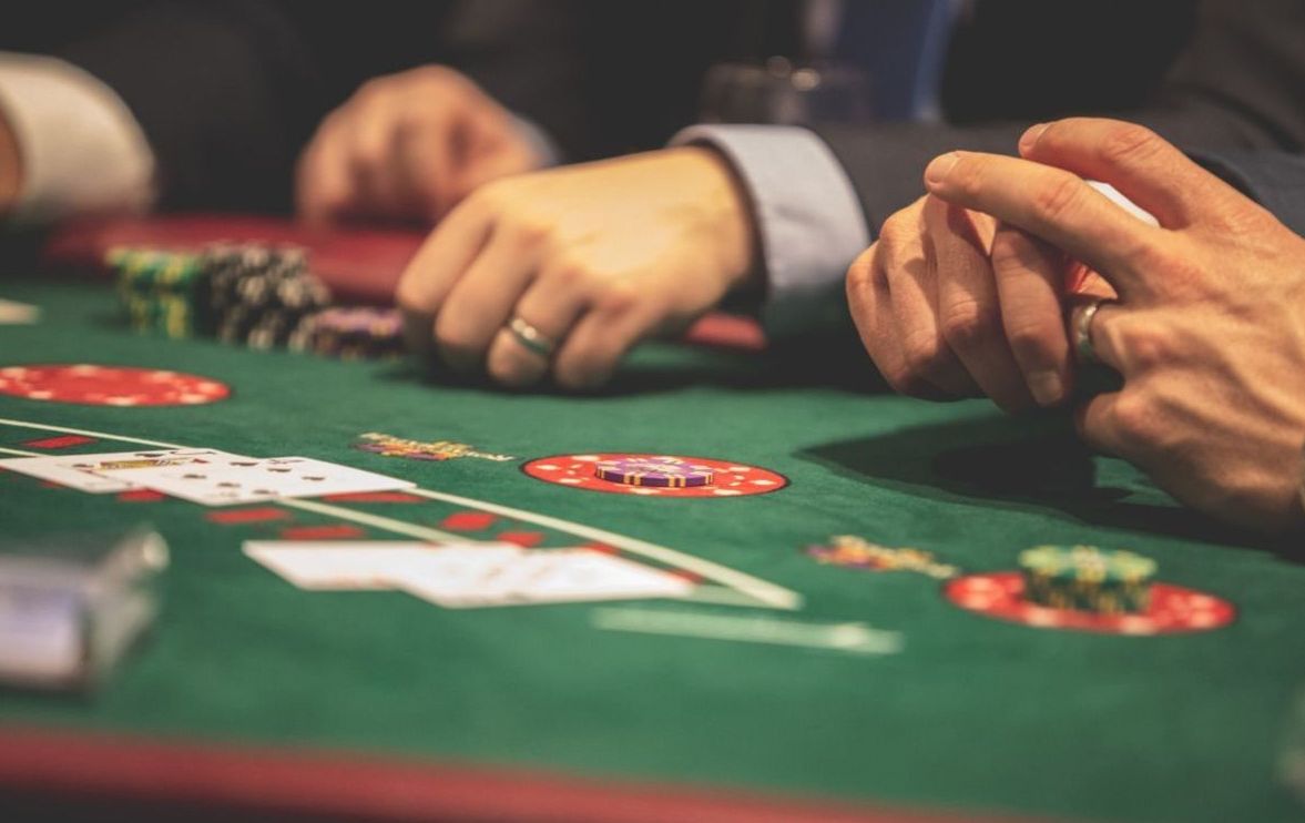 Guests playing poker face-to-face at the Brightwildlife restaurant table